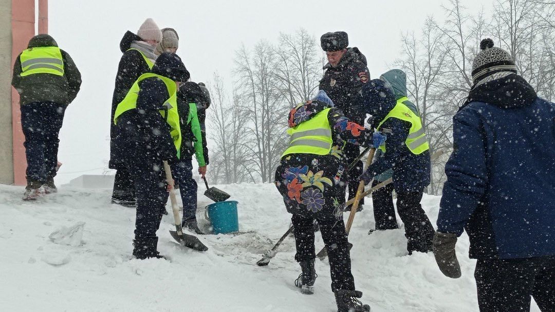 В начале февраля во всех общеобразовательных организациях были проведены: беседы, классные часы о безопасном катании с горок. Участниками бесед стали более 5000 учащихся, в 414 родительских чатах размещены памятки по безопасному катанию на тюбингах